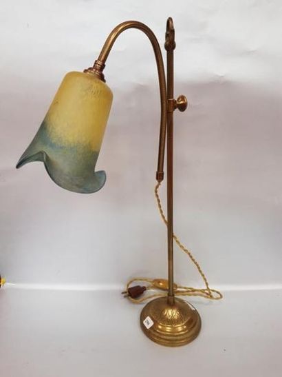 Une lampe de bureau en Bronze avec tulipe...