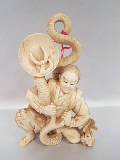 Sujet en ivoire, Samouraï au serpent, Ht...