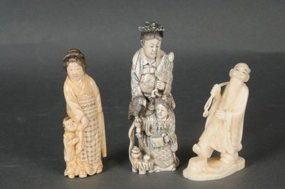 null Trois figurines, ivoire et os (accidents et éclats), Ht 10 cm, 12,5 cm et 15...