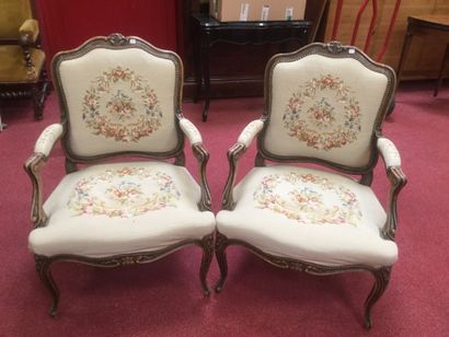 Paire de fauteuils de style Louis XV recouvert...