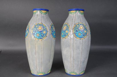 null LONGWY - Paire de vases art déco en émaux de forme ovoïde et fond grisé, Atelier...