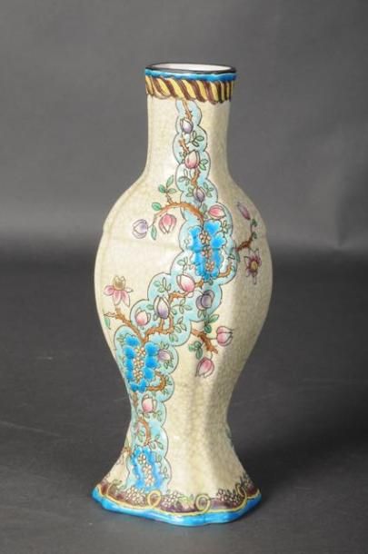 null LONGWY - Vase quadrangulaire, décor floral sur fond jaune H. 25 cm, marque ...