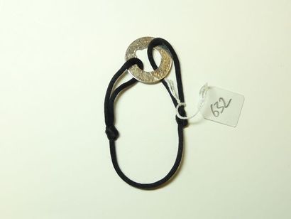 DINH VAN : Bracelet en cordonnet noir orné...