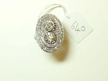 null Bague ovale en platine (850/oo) centrée de deux diamants coussin taille ancienne...