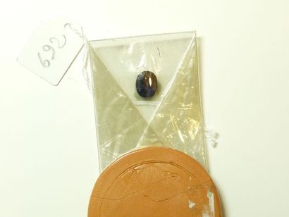 Saphir ovale sous scellé pesant 1,84 ct,...