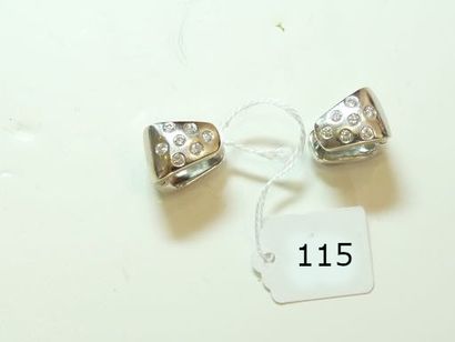 null Paire de créoles en or gris 18K (750/oo) ornées chacune de diamants taille brillant...