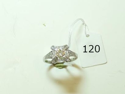 null Bague en platine (850/oo) centrée d'un diamant taille ancienne calibrant environ...