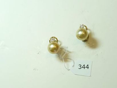 null Paire de boucles d'oreilles ornées de deux perles Gold des Philippines, diamètre...