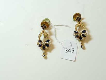 null Paire de pendants d'oreilles en or jaune 18K (750/oo) à décor floral ajouré...