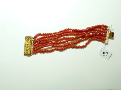 null Bracelet composé de sept rangs de perles de corail facettées, le fermoir rectangulaire...