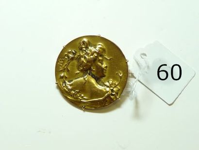 null Broche ronde en or jaune 18K (750/oo) à décor de profil de femme agrémenté de...