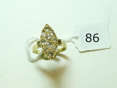 null Bague Marquise en or jaune 18K (750/oo) pavée de diamants taille ancienne. TDD...