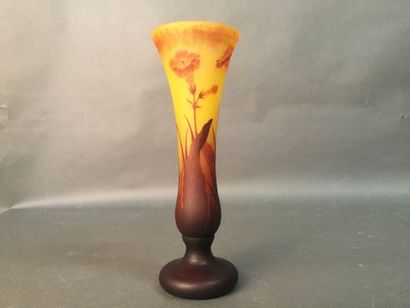 null DAUM - Vase, verre multicouches, décor de fleurs de tabac, col évasé H. 35 