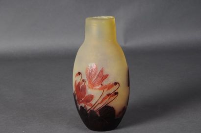 null GALLE - vase en verre multicouches décor cyclamens rouge sur fond jaune H.20...