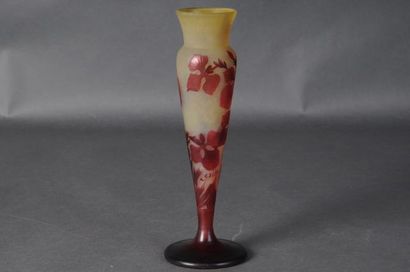 null GALLE - vase soliflore en verre multicouches à décors d'ophrys rouge sur fond...