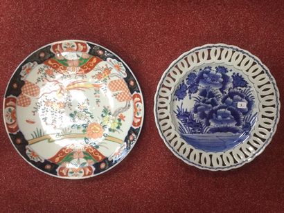 Deux plats en porcelaine à décor japonisant...