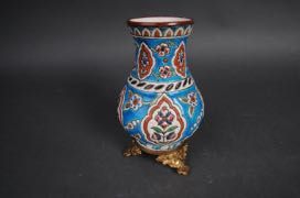 null LONGWY - Vase bursiforme style Iznik sur pieds tripode en bronze, D.714 H. 17...