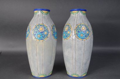 null LONGWY - Paire de vases art déco en émaux de forme ovoïde et fond grisé, Atelier...