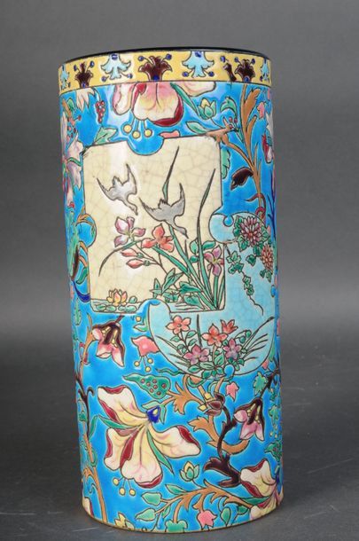 null LONGWY - Vase rouleau à décor floral sur fond bleu garni de deux cartouches...