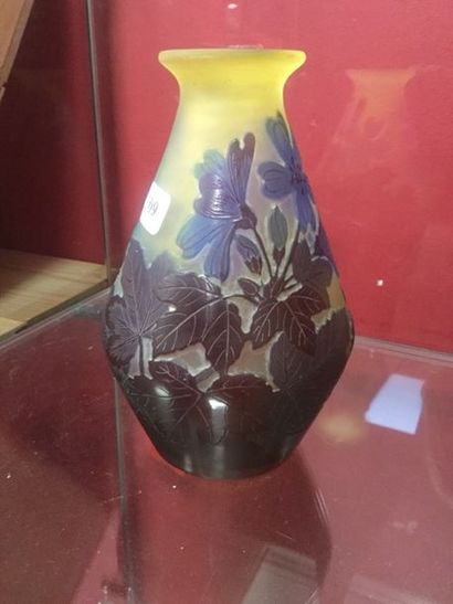 null GALLE, Vase, verre multicouches, décor dégagé à l'acide de cinéraires bleues...