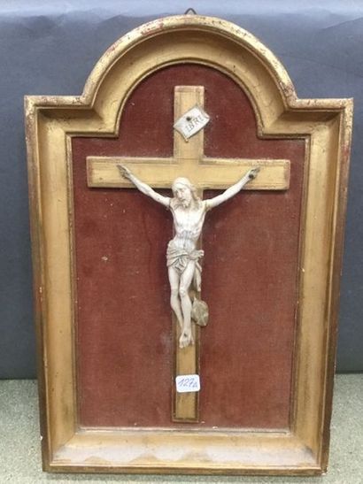 Crucifix en ivoire, ht. 17, dans un cadre...