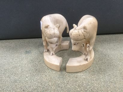 null Ivoire sculpté, paire de buffles, début XXème, ht. 10cm