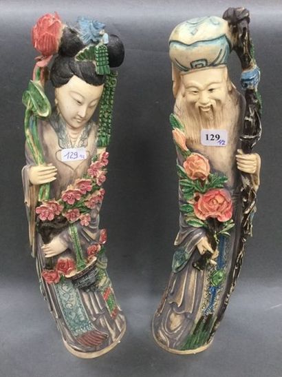 null Paire d'ivoire polychrome, couple de chinois, début XXème, ht. 40,5cm