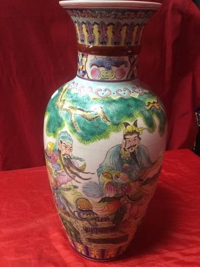 Vase à décor chinois, ht. 48cm (éclat)