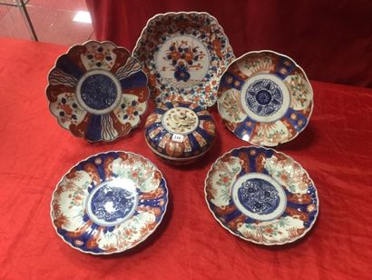 null IMARI, 5 assiettes et une bonbonnière (accident), à décor polychrome de fle...