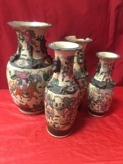 CHINE, Trois vases en terre émaillée, à décor...