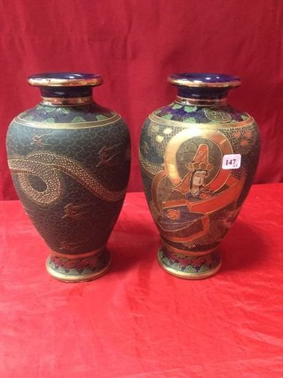 null SATZUMA, Deux vases à décor de personnages, Ht 27 cm