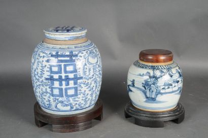 null Deux pots à gingembre en porcelaine chinoise en camaïeu bleu : un orné de rinceaux...