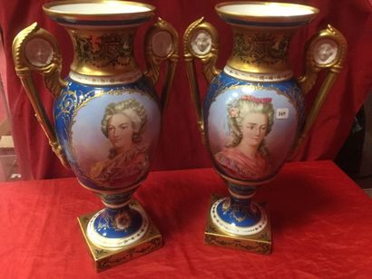 Sèvres, paire de vases en porcelaine à décors...