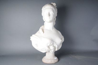 null Important sculpture en marbre blanc, buste de dame au sein gauche dénudé, ht....