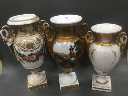 null Trois vases en porcelaine de Paris, à décor peint et doré, ht. 26, 25 et 22