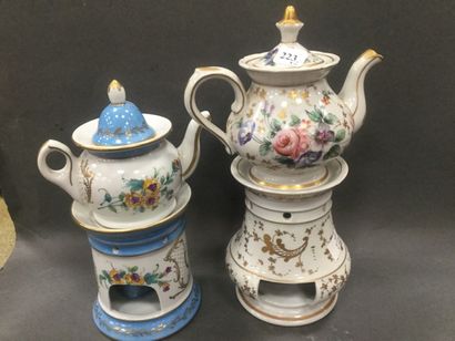 null Deux théières en porcelaine de Paris, décor polychrome de fleurs, ht. 27 et...