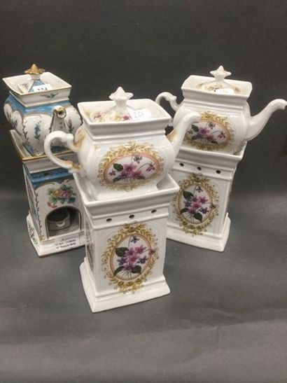 null Trois théière en porcelaine avec accident, décor polychrome, ht. 25