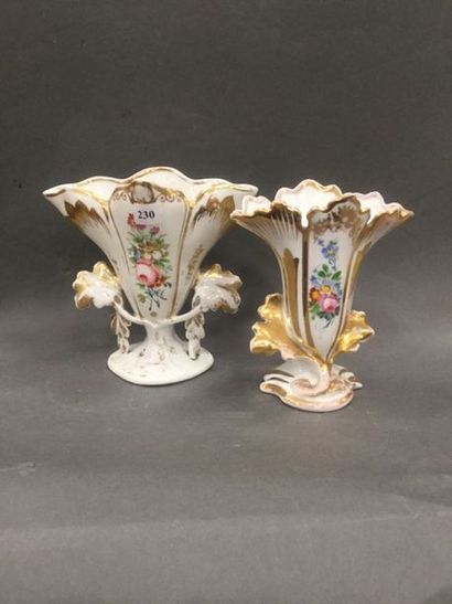 null Deux vases cornés à bord chantourné, porcelaine, décor polychrome de fleurs,...