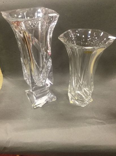 Deux vases en cristal taillé, ht. 26 et ...