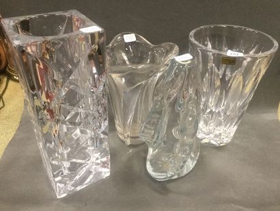 Trois vases et un pied de lampe en cristal...