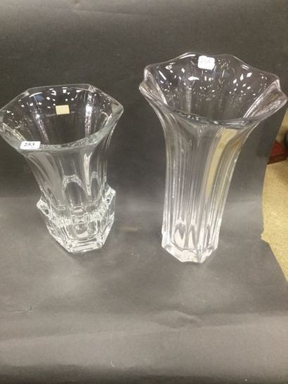 Deux vases en cristal taillé, ht. 26cm et...