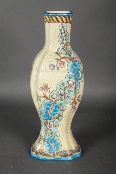 null LONGWY - Vase quadrangulaire, décor floral sur fond jaune H. 25 cm, marque ...