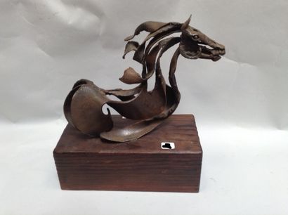null Sculpture,"Cheval en mouvement", métal et fer forgé sur socle, H 20 L25cm