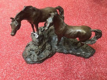 null LANFORD MONROE 1983 - Deux chevaux sur un rocher, Bronze 21x24 cm