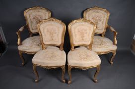 null Deux fauteuils cabriolet et 2 chaises en bois doré, tapisserie à décor floral...
