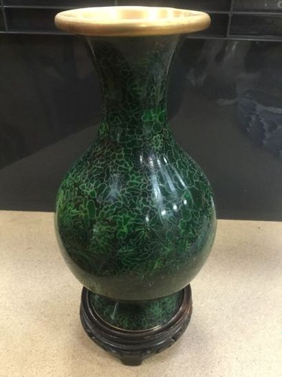 "Vase cloisonné (avec socle en " "Vase cloisonné (avec socle en bois), ht. 27cm"