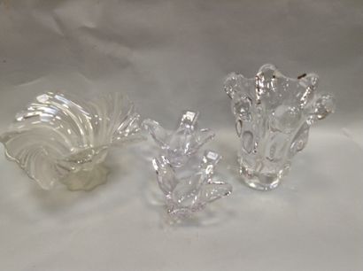 "Lot de cristal: un vase, deux " "Lot de cristal: un vase, deux vide-poches et une...