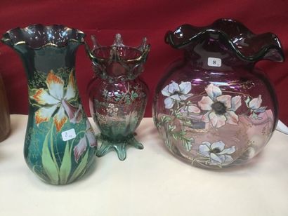 "Lot de 3 vases en verre peints" "Lot de 3 vases en verre peints à décor floral,...