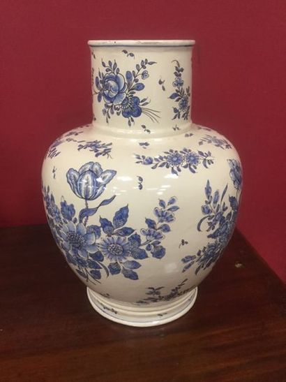 "Vase pansu à décor floral (fle" "Vase pansu à décor floral (fleurs bleues), ht....