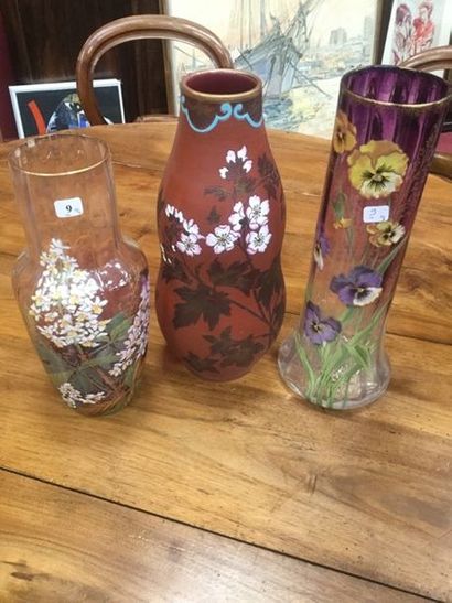 "Deux vases en verre peints à d" "Deux vases en verre peints à décor floral + 1 vase...